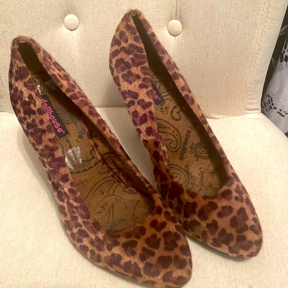 Soft and Stylish Animal print Pumps worn twice. Comfortable,Great condition.